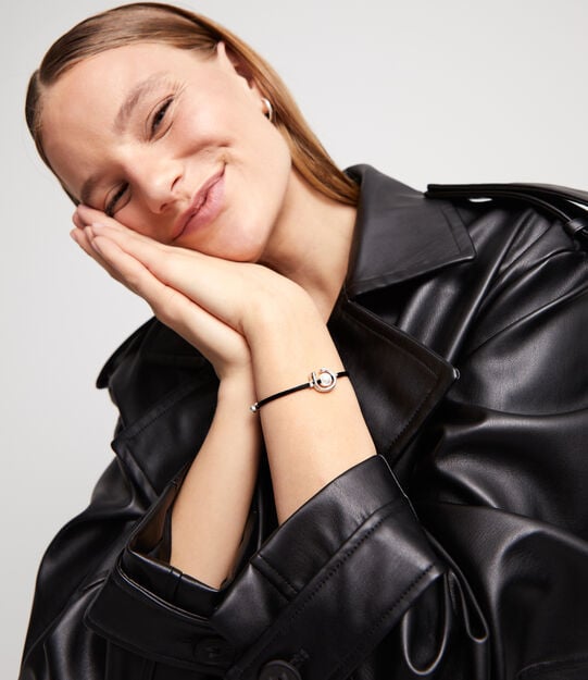 Pulsera de hilo negro con perla shell fornitura ba&ntilde;ada en plata de ley., Plateado, large